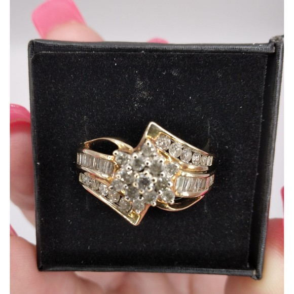 10kt Gold diamond flower ring - Picture 2 of 9